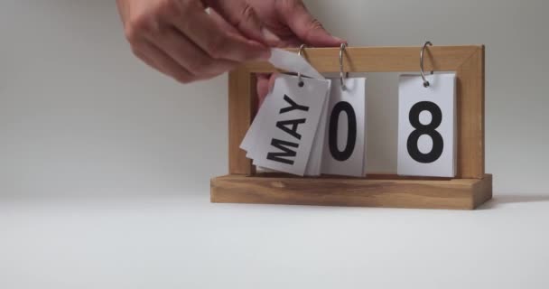 Мані Вручають Дату Письмовому Столі Вічним Календарем Травня Святкування Дня — стокове відео