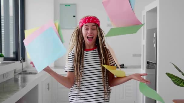 Rasta Kızı Rastalı Parlak Bandanalı Çok Renkli Kağıtlar Fırlatıyor Mutluluk — Stok video