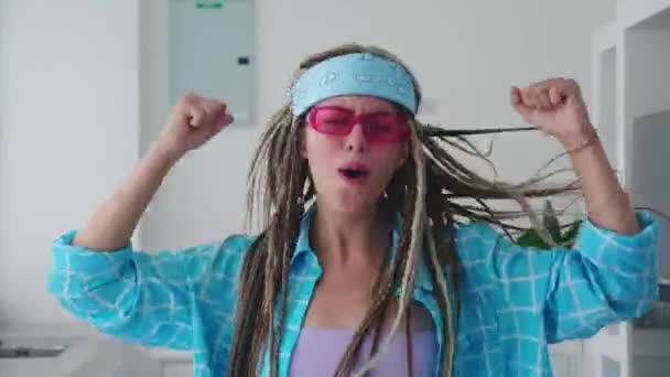 Rastalı Komik Hippi Kadın Mavi Saç Bandı Pembe Gözlüklü Dans — Stok video