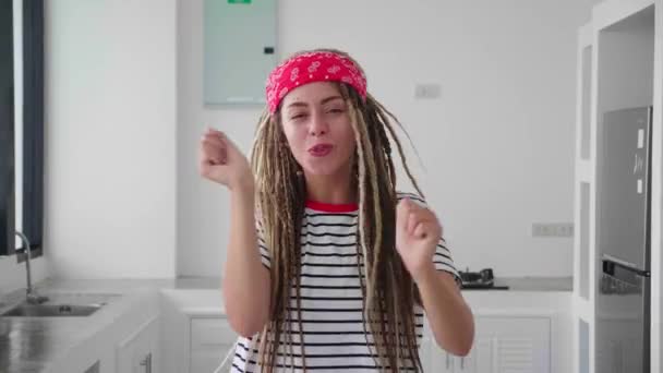 Vtipná Mladá Žena Originálním Stylem Vlasů Tanec Studiu Bílém Pozadí — Stock video