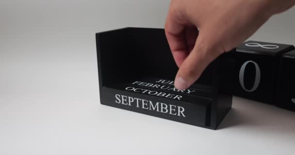 Octubre Mes Otoño Primer Plano Mano Masculina Girando Sobre Calendario — Vídeo de stock