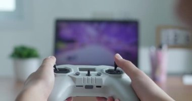 Erkek eller bilgisayardaki simülatörde İHA uçuşunu kontrol ediyor. Yakın plan. fpv drone denetimi