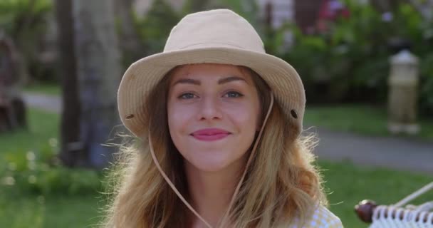 Atraktivní Dívka Klobouku Usmívá Kamery Detailní Záběr Usměvavé Ženy Neformálním — Stock video