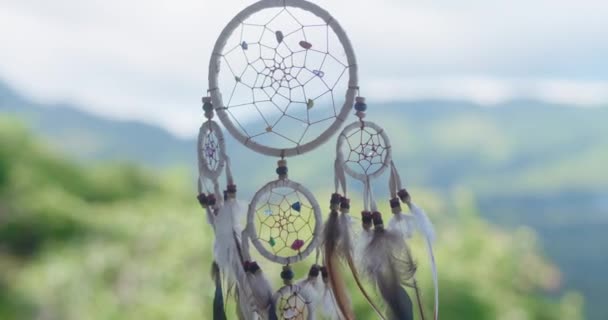 アメリカ先住民の夢のキャッチャーの大気配線ショット 糸羽やビーズ 美しい風景を一時停止 — ストック動画