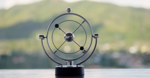 Mesa Rotativa Bolas Pêndulo Cinético Fundo Natureza Tropical Máquina Movimento — Vídeo de Stock