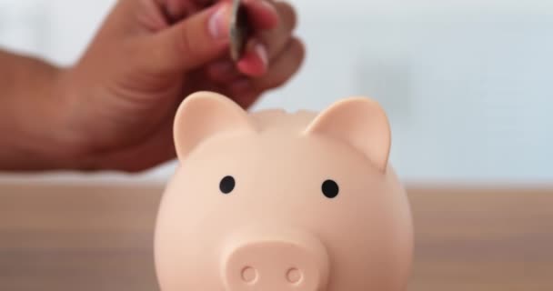 Närbild Porträtt Hand Sätta Mynt Spargris För Att Spara Pengar — Stockvideo