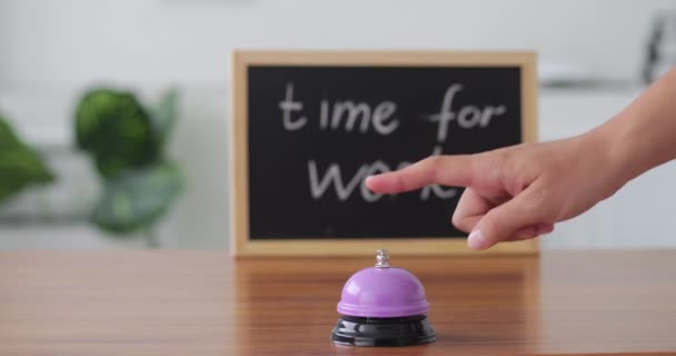Concept Temps Pour Travail Mains Féminines Appuyant Sur Bouton Cloche — Video