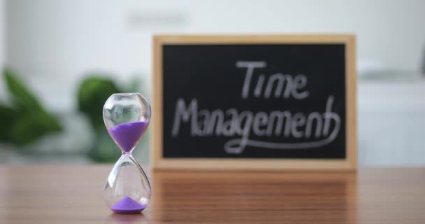 Timelapse Přesýpacích Hodin Stojící Stole Dřevěné Desky Sloganem Time Management — Stock video