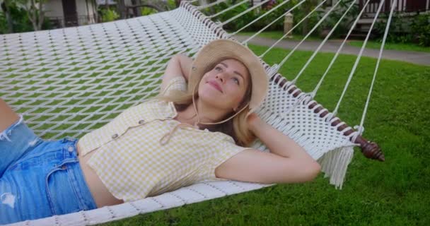 Femme Caucasienne Avec Chapeau Couché Sur Hamac Plein Air — Video