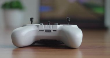 Yakın plan bir fpv joystick odak noktası iş yerindeki bulanık arkaplan üzerinde bir konsol yatar.