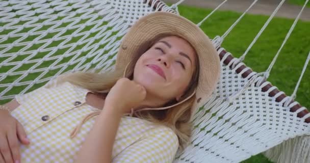 Femme Blanche Avec Chapeau Couché Sur Hamac Plein Air Femme — Video