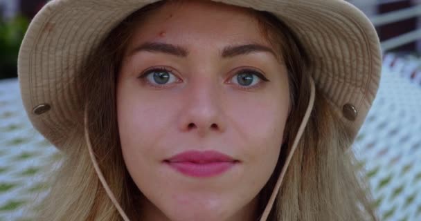Chica Atractiva Sombrero Sonriendo Mirando Cámara Primer Plano Una Mujer — Vídeo de stock
