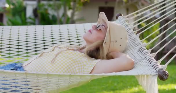Vue Latérale Femme Attrayante Avec Chapeau Couché Sur Hamac Plein — Video