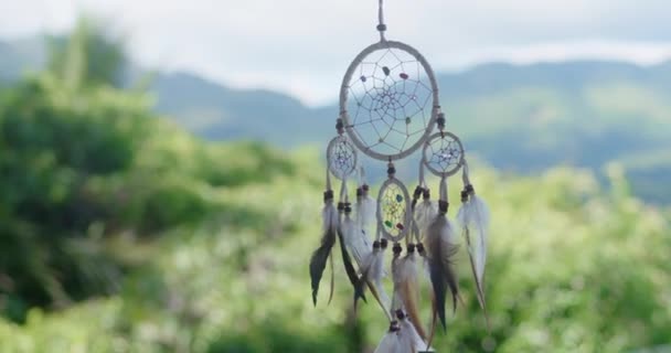アメリカ先住民の夢のキャッチャーの大気配線ショット 糸羽やビーズ 美しい風景を一時停止 — ストック動画