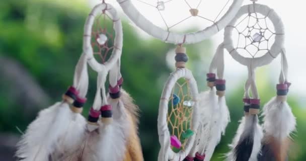 熱帯の自然を背景にロープに羽 ビーズをぶら下げて夢のキャッチャーの作物ビュー — ストック動画