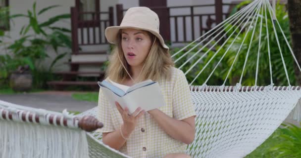 Jovencita Con Sombrero Libro Hamaca Encantadora Mujer Feliz Descansando Hamaca — Vídeos de Stock