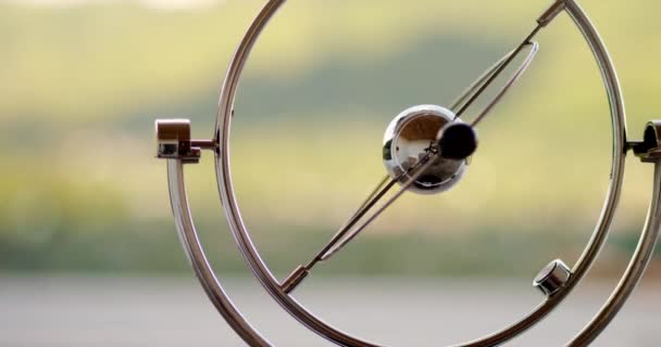 Balles Pendule Cinétiques Table Tournante Dans Fond Nature Tropicale Machine — Video
