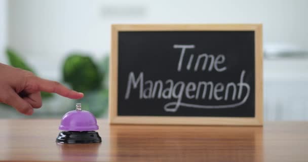 时间管理概念 女手按古董钟按钮 — 图库视频影像