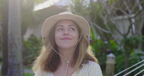 Charmante Femme Heureuse Dans Les Rayons Soleil Reposant Dans Hamac — Video