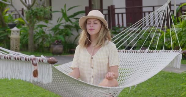 Klidná Žena Která Medituje Sedí Houpací Síti Lotosové Poloze Relaxační — Stock video