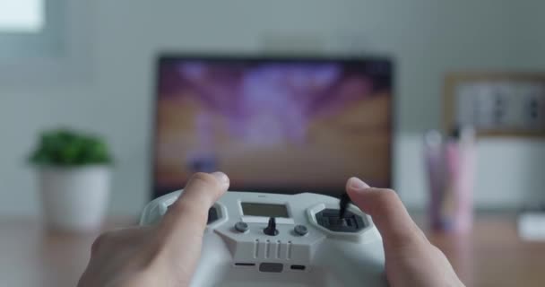 Κοντινές Λεπτομέρειες Για Κορίτσι Που Παίζει Βιντεοπαιχνίδια Και Χρησιμοποιεί Χειριστήρια — Αρχείο Βίντεο