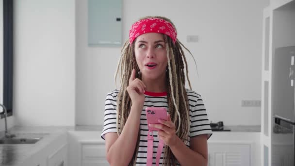 Wanita Hipster Cantik Berdiri Menggunakan Smartphone Memeriksa Konten Sosial Atau — Stok Video