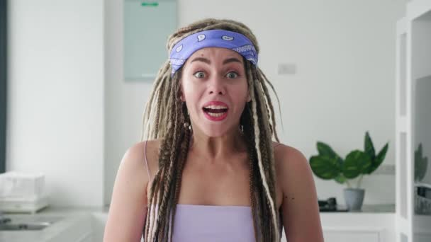 Nadšený Hippie Žena Šátkem Ukazující Ano Gesto Apartmant Pozadí — Stock video