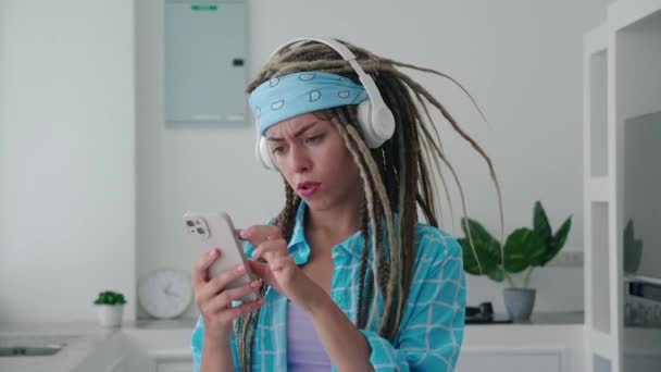 Wanita Hippie Millennial Dengan Headphone Memegang Ponsel Membeli Melalui Aplikasi — Stok Video