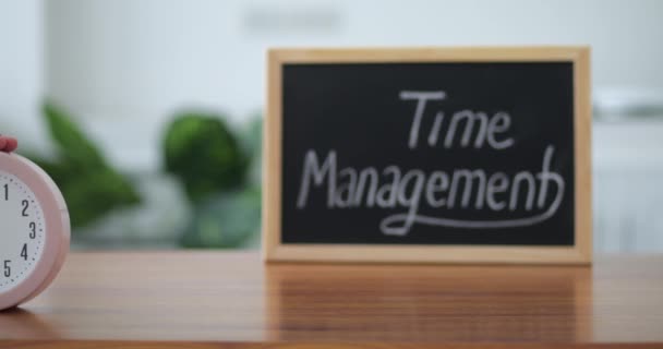 Kulaté Hodiny Stojící Stole Blízkosti Dřevěné Desky Slogan Time Management — Stock video
