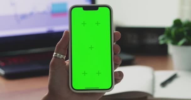 Dámský Ruční Telefon Zeleným Modelem Obrazovky Chroma Klíč Drží Smartphone — Stock video