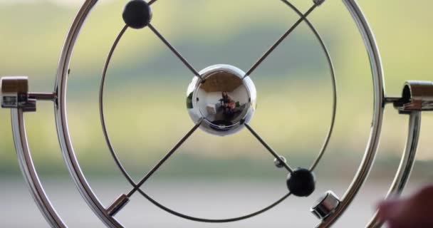 在热带自然景观的背景下 早上的旋转桌子摆球能起到抗压作用 永恒的运动 — 图库视频影像
