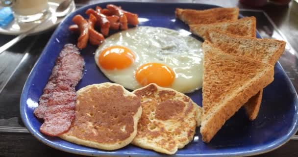 Stekt Ägg Tallrik Med Bacon Och Rostat Bröd Traditionell Frukost — Stockvideo