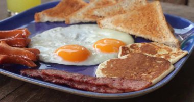 Tabakta kızarmış yumurta ve domuz pastırması ve geleneksel kahvaltı..