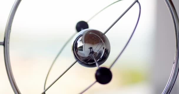 クロップドビューは 午前中に熱帯の自然背景に回転テーブル振り子ボール抗ストレスを表示します 永遠の動き — ストック動画