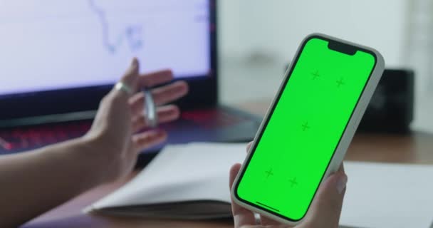 一款带有绿色模拟屏幕彩色键的女用手机 手持工作空间背景的智能手机 女人写笔记 成功的销售战略 — 图库视频影像