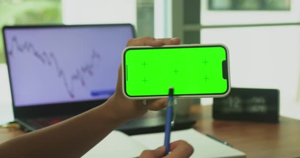 Dámský Ruční Telefon Zeleným Modelem Obrazovky Chroma Klíč Drží Smartphone — Stock video