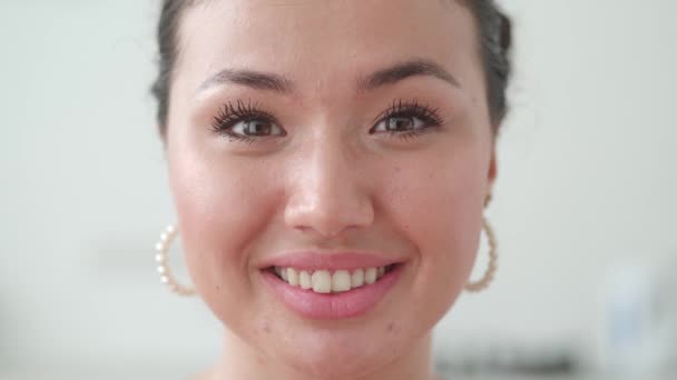Healthy Smile Close Portrait Asian Woman Standing Bright Room Showing — Stockvideo