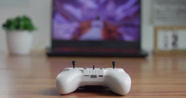 Yakın plan bir fpv joystick odak noktası iş yerindeki bulanık arkaplan üzerinde bir konsol yatar.