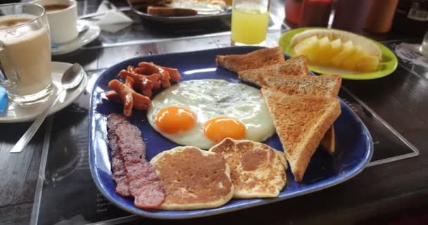 Large Blue Plate English Breakfast Lies Table Daytime English Breakfast — Stockvideo