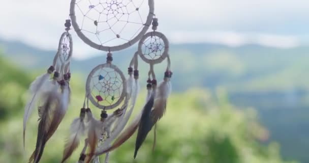 Ethnic Attribute Dreamcatcher Hanging Street Sunny Bright Day Decorative Dreamcatcher — Stok Video