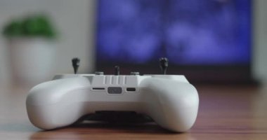 Parlak odadaki ahşap masada duruyor. İHA kontrol paneli bulanık monitör ekranının arka planında. İHA kontrol paneli konsepti simulatörde. Drone kontrol panelinin hareketli resminin arkaplanı.