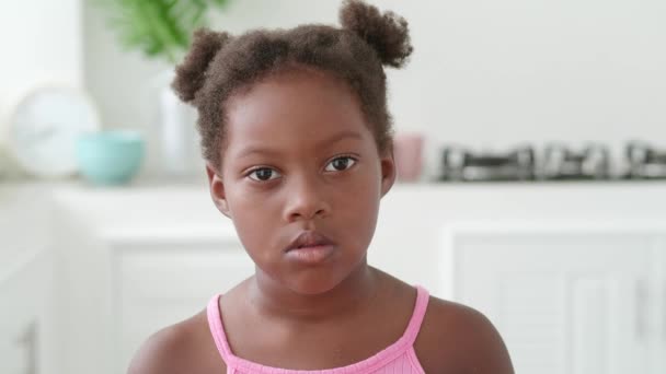 Portrait Pensive Girl Standing Light Apartment Pensive Kid Dark Eyed — Video