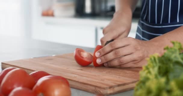 Comida Mãos Femininas Cortam Verduras Cozinha Close Mãos Cortam Verduras — Vídeo de Stock