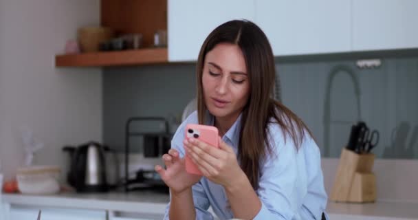 Podekscytowana Kobieta Niebieskiej Koszuli Patrząc Ekran Smartfona Mówi Wow Ona — Wideo stockowe