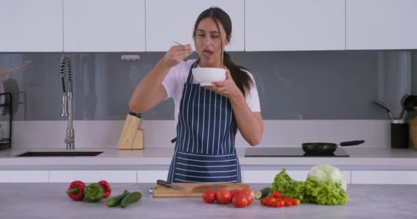Smagløst Fad Undersaltet Salat Famale Forklæde Forbereder Mad Baggrund Moderne – Stock-video