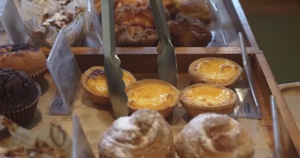 스테인리스 등급의 빵집을 카페맛있는 컨셉트 빵집에 식욕을 돋우는 빵집을 트레이를 — 비디오