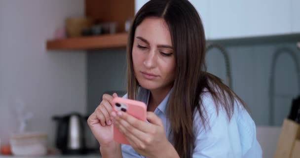 Mulher Detém Palco Telefone Dúvida Para Responder Conceito Chamada Relação — Vídeo de Stock