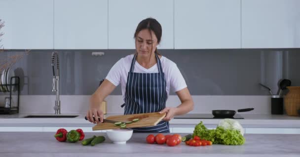 Młoda Kucharka Fartuchu Gotowanie Obiad Świeżych Warzyw Stojąc Nowoczesnej Kuchni — Wideo stockowe