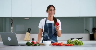Samimi mutfakta vejetaryen yemeği hakkında güzel bir yemek pişirme dersi. Kadın vejetaryen yemeği hakkında kayıt dersi veriyor. Detayları veriyor. Sağlıklı beslenme vejetaryen yemek pişirme dersi veriyor.