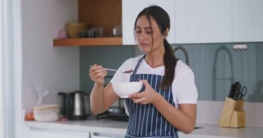 Vejetaryen kadın kilo kontrolü için lezzetli yemeğini yiyor. Kilo kontrolü için sağlıklı beslenme ve vegan diyeti normal bir metabolizmanın korunmasına yardımcı olur. Kilo kontrolü için sağlıklı beslenme,